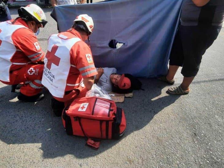 Choque entre motociclista y taxi, deja una persona lesionada