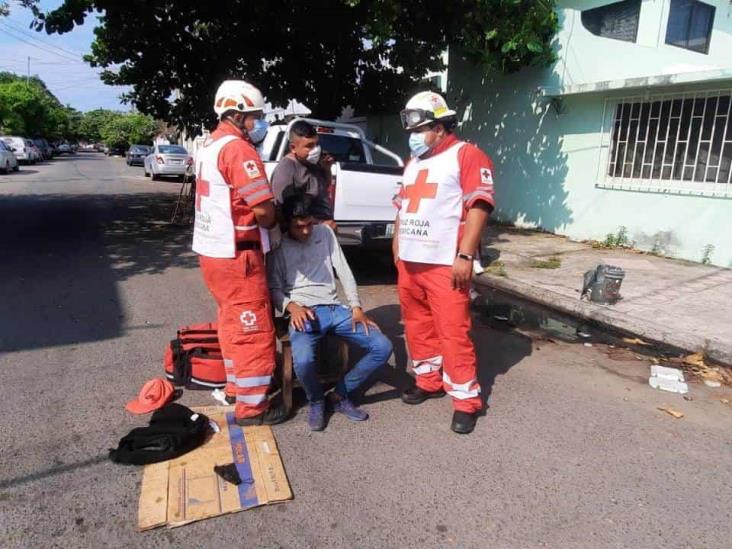 Choque entre motociclista y taxi, deja una persona lesionada