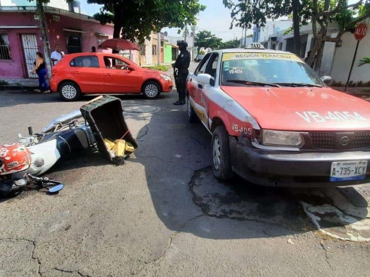 Choque entre motociclista y taxi, deja una persona lesionada