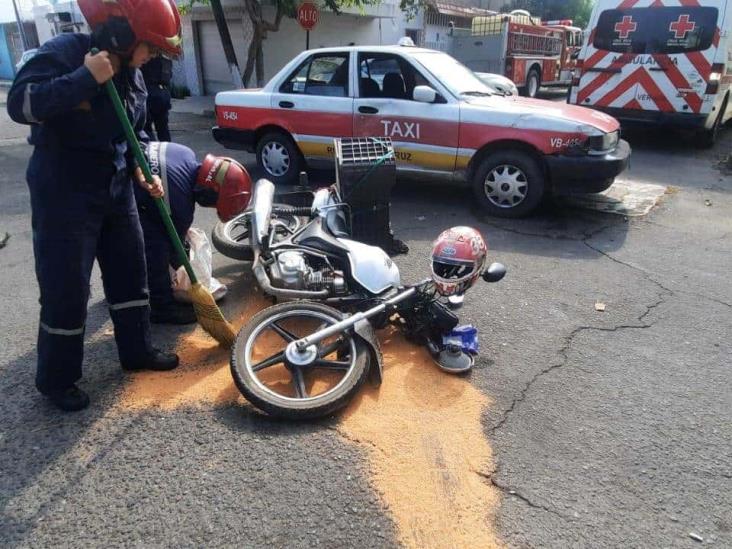 Choque entre motociclista y taxi, deja una persona lesionada