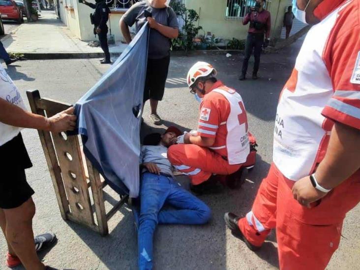 Choque entre motociclista y taxi, deja una persona lesionada