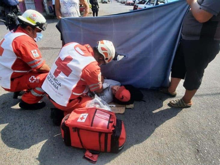 Choque entre motociclista y taxi, deja una persona lesionada