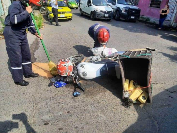 Choque entre motociclista y taxi, deja una persona lesionada