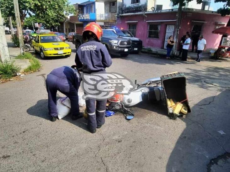 Choque entre motociclista y taxi, deja una persona lesionada