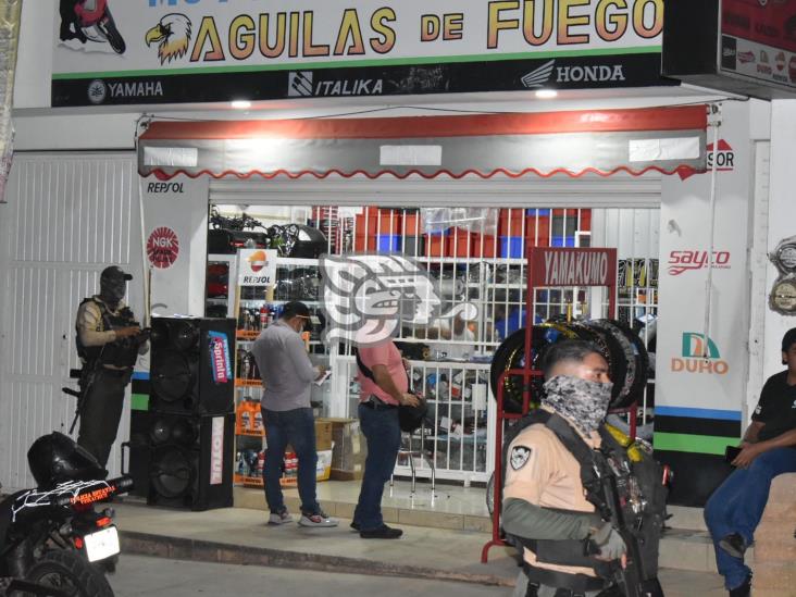 Balean y arrojan ‘molotov’ a refaccionaria en Acayucan; un herido 