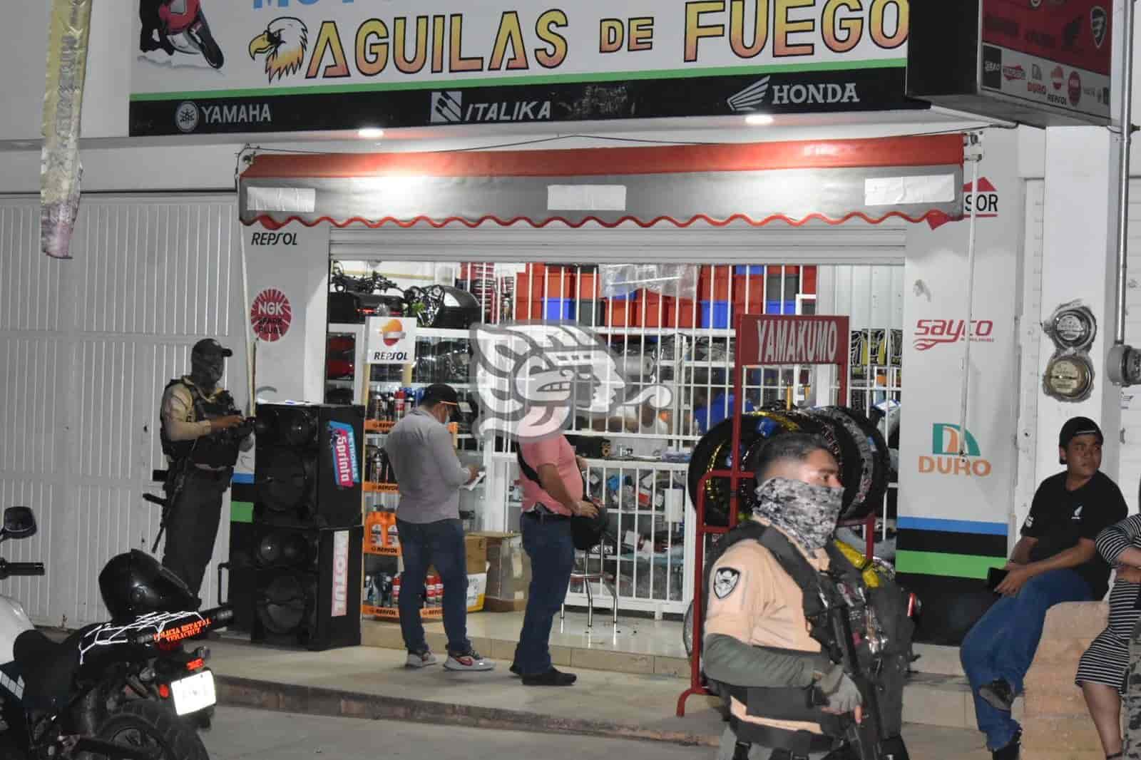 Balean y arrojan 'molotov' a refaccionaria en Acayucan; un herido