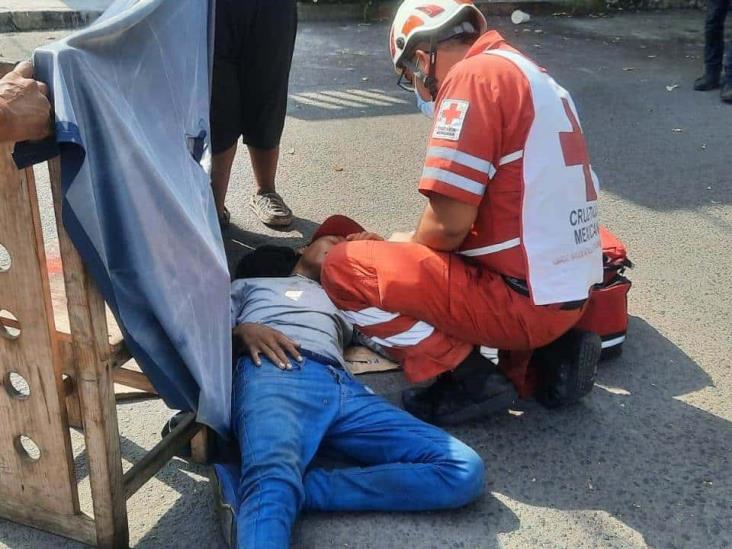 Choque entre motociclista y taxi, deja una persona lesionada