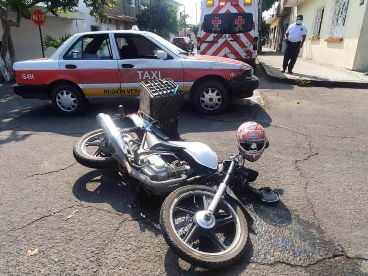 Choque entre motociclista y taxi, deja una persona lesionada