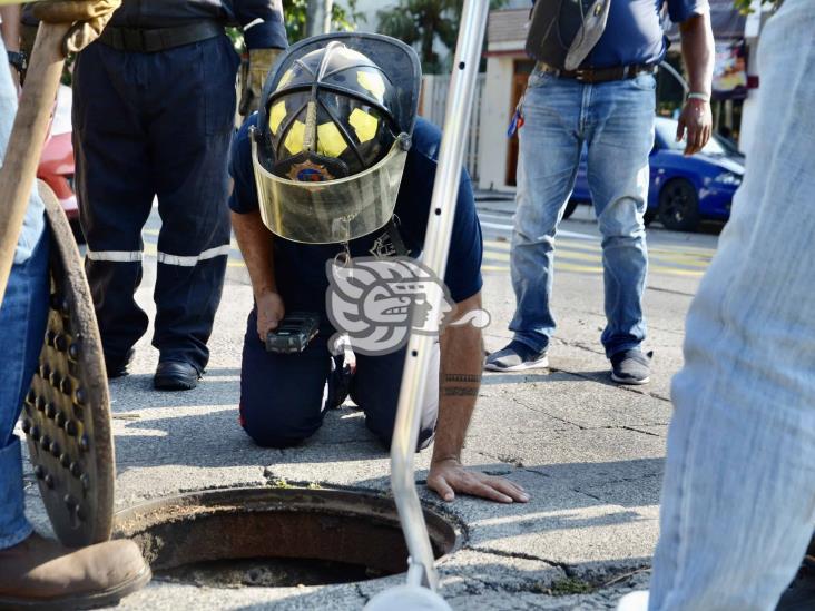 Detectan posible combustible recorriendo alcantarillado en colonia de Veracruz