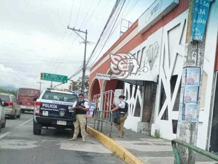 ‘Rescatan’ a ebrio sujeto en una plaza comercial de Xalapa