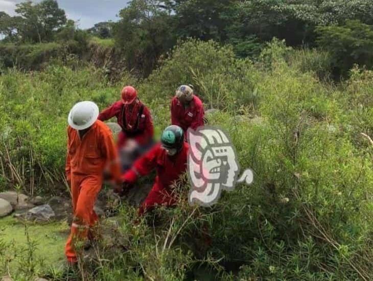 Hallan a sujeto sin vida en río de Amatlán