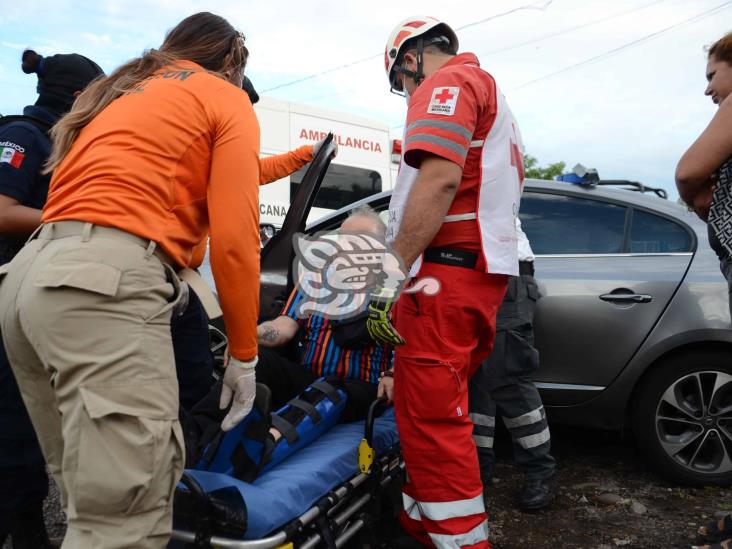 Se registra choque entre dos unidades, deja dos personas lesionada