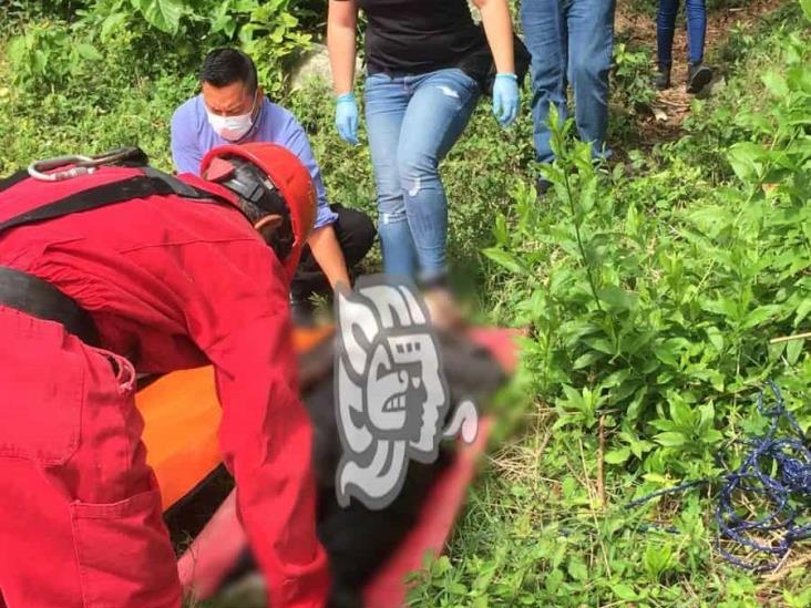 Hallan a sujeto sin vida en río de Amatlán