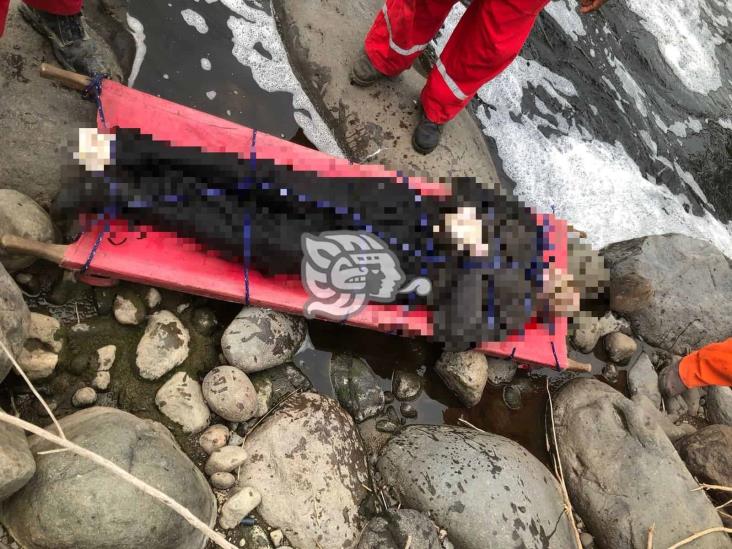 Hallan a sujeto sin vida en río de Amatlán