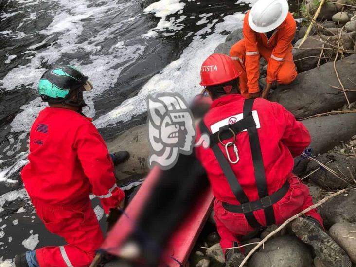 Hallan a sujeto sin vida en río de Amatlán