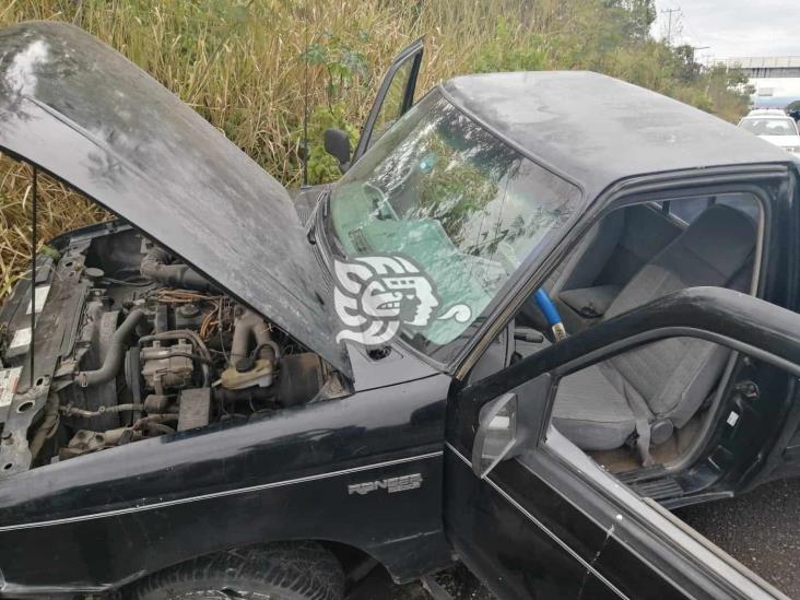 Choca camioneta contra un talud por falla mecánica cerca de Rinconada