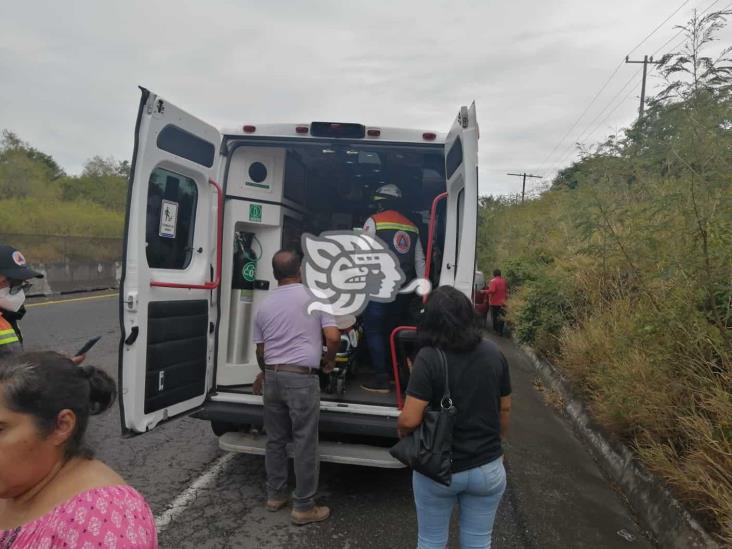 Choca camioneta contra un talud por falla mecánica cerca de Rinconada