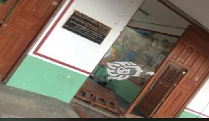 Reportan destrozos en comandancia y palacio municipal de Omealca