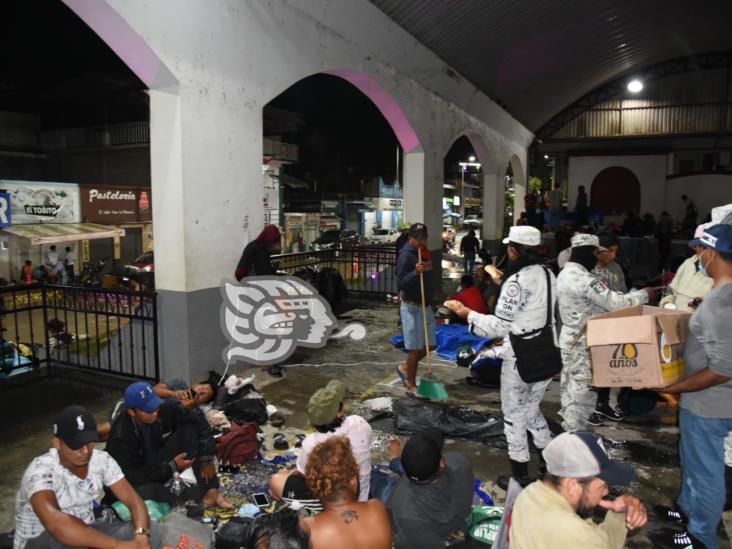 Caravana de migrantes arriba a Acayucan