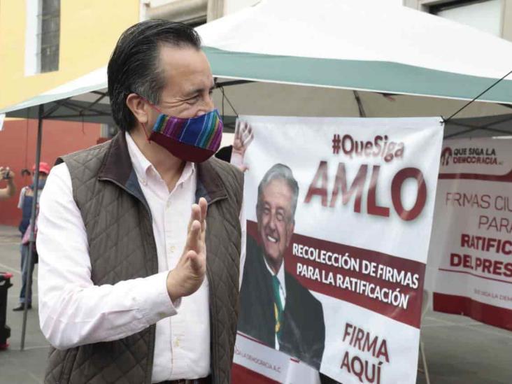 Firma Cuitláhuac García en apoyo a la consulta de Revocación de Mandato
