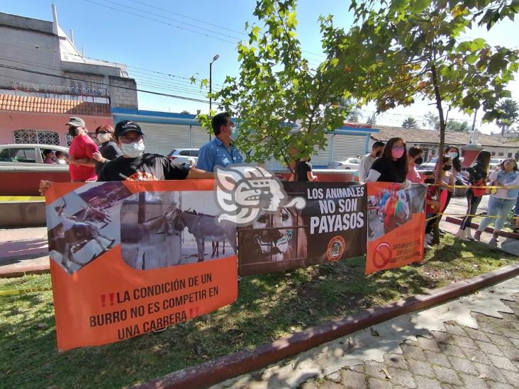 Activistas protestan contra maltrato animal durante la Carrera de Burros en Orizaba