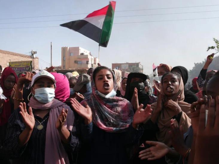 Ejército de Sudán restituye al primer ministro tras golpe de Estado