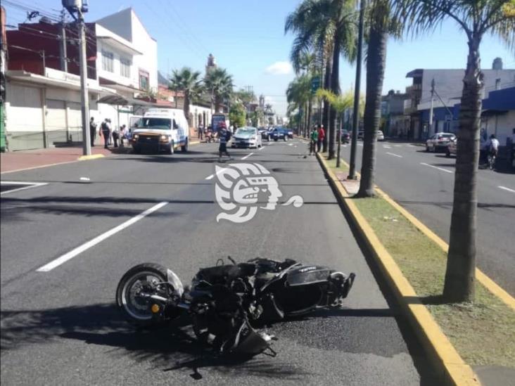 Choque entre motociclista y automóvil en Centro de Orizaba deja un lesionado