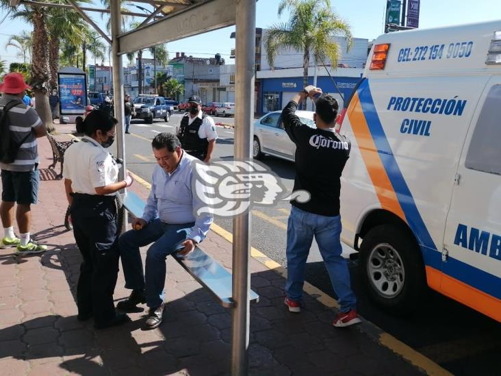 Choque entre motociclista y automóvil en Centro de Orizaba deja un lesionado