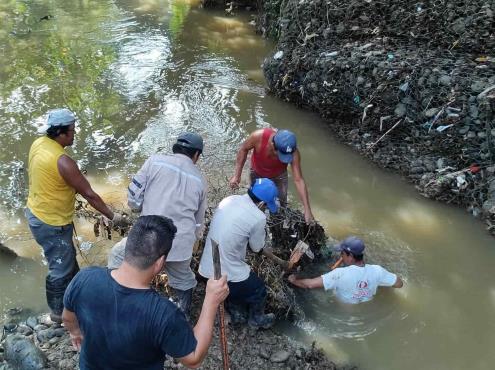 Retiran piedras de ríos de los muros de gavión colapsados en Villa Cuichapa