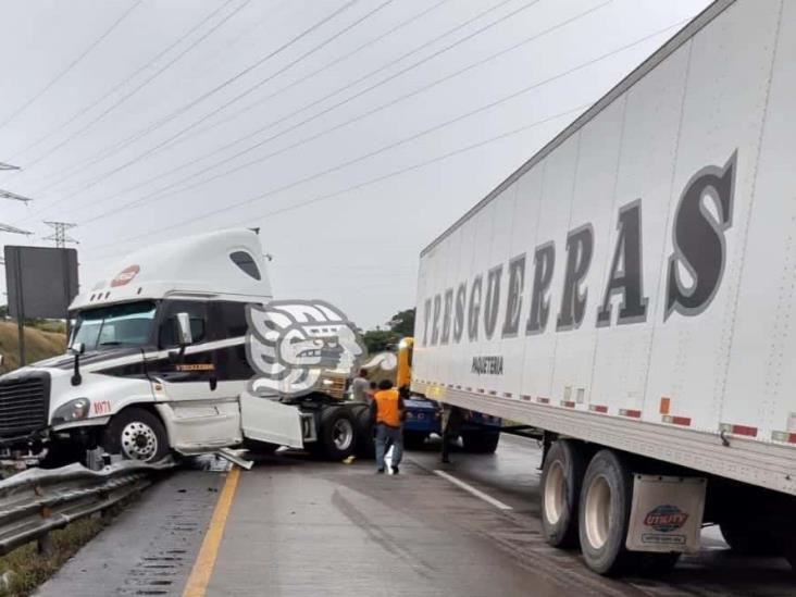 Accidente automovilístico dejó daños materiales y cierre parcial de la Córdoba-Puebla