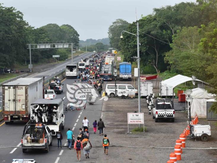 Caravana migrante deja basurero en el centro de Acayucan