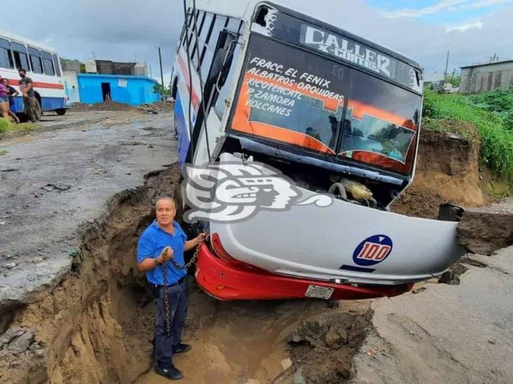 Autobús de pasajeros cae en socavón en colonia El Fénix