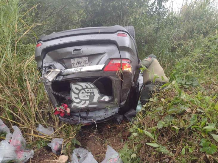 Vuelca camioneta en carretera Las Trancas-Coatepec; ocupantes, abandonan vehículo