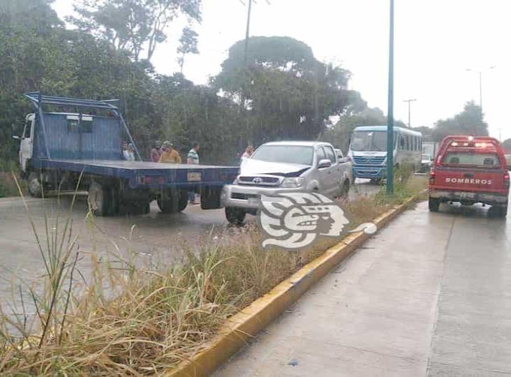 Lluvia provocó accidente automovilístico en bulevar Xalapa- Coatepec