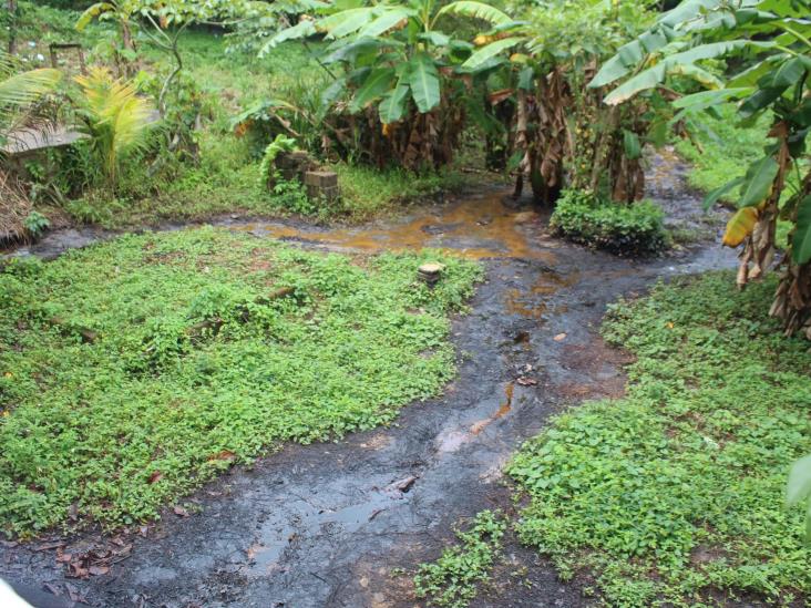 Vecinos de Agua Dulce exigen que Pemex limpie predios contaminados