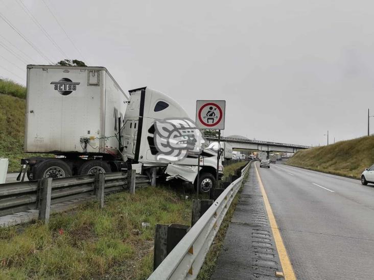 Accidente automovilístico dejó daños materiales y cierre parcial de la Córdoba-Puebla