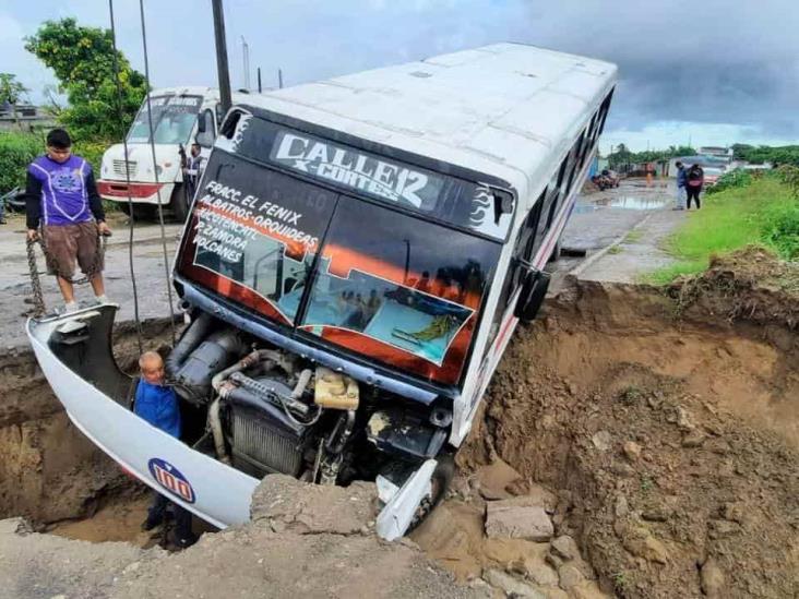 Autobús de pasajeros cae en socavón en colonia El Fénix