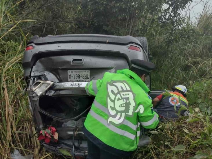 Vuelca camioneta en carretera Las Trancas-Coatepec; ocupantes, abandonan vehículo