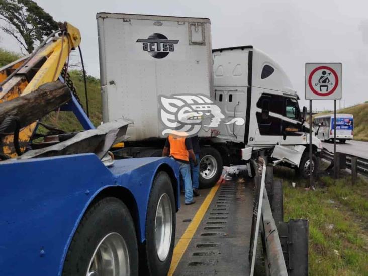 Accidente automovilístico dejó daños materiales y cierre parcial de la Córdoba-Puebla