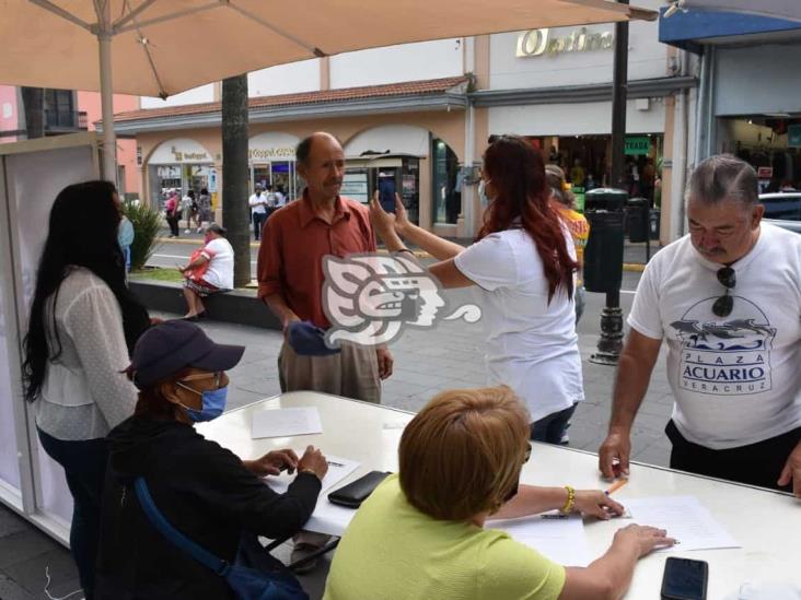 Con sus medios, ciudadanos recolectan firmas para concretar revocación de mandato