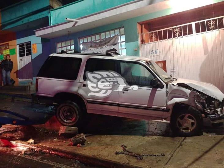 Camioneta se estampa contra poste y fachada en Xalapa