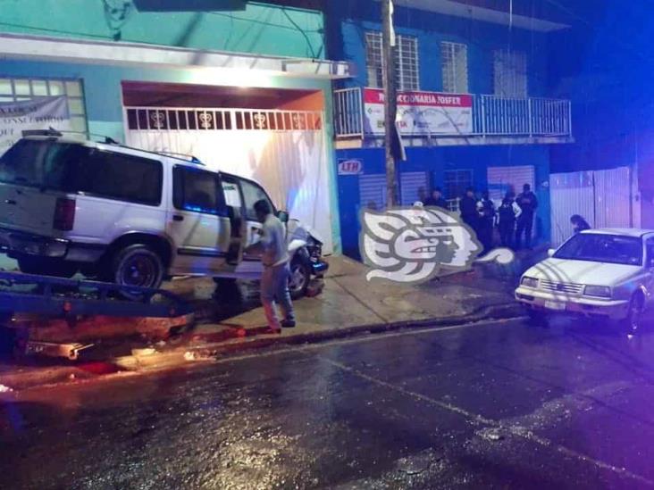 Camioneta se estampa contra poste y fachada en Xalapa