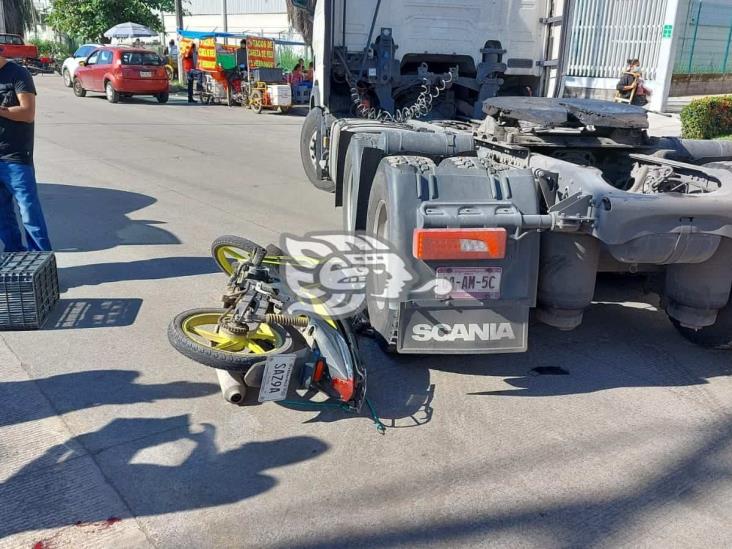 Choque entre tráiler y motociclista en Tejería deja un lesionado