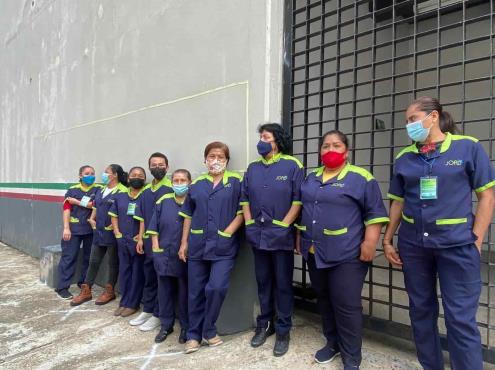 Empresa foránea adeuda a personal de limpieza en Coatza