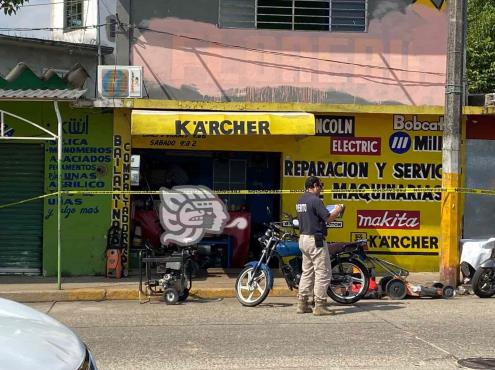Asesinan a sujeto de cinco disparos en taller de Minatitlán