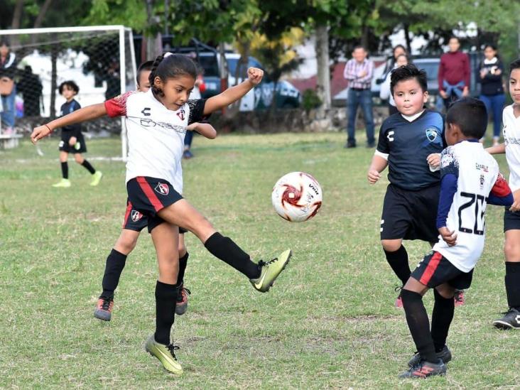 Busca CDF triunfos en liga infantil de fútbol