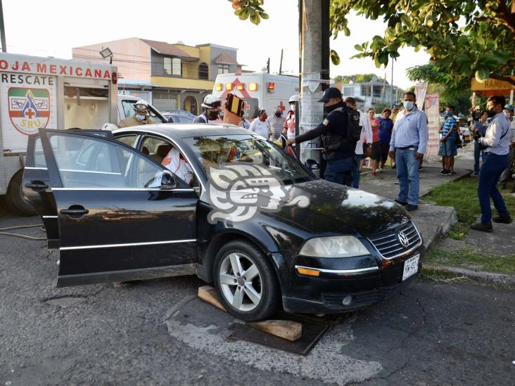 Pierde el control y choca contra poste de concreto en calles de Veracruz