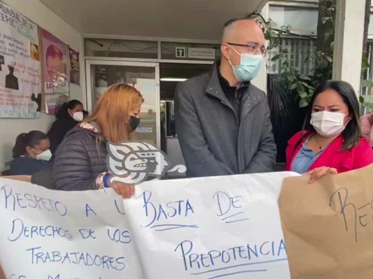 Trabajadores del Centro de Salud Urbano en Xalapa acusan maltratos de directivos