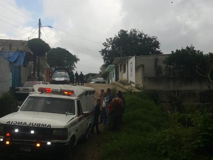 Mujer policía cae a una poza tras intentar salvar a señora en Xalapa