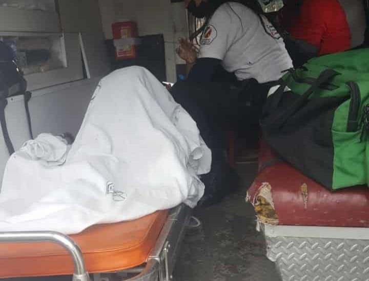 Mujer policía cae a una poza tras intentar salvar a señora en Xalapa